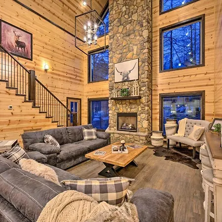 Outdoor Paradise With Hot Tub, Firepit, Bbq And More!
